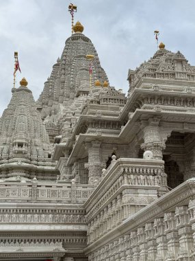 ROBINSVILLE, NJ - 21 Ekim 2023 'te Robbinsville, New Jersey' deki Akshardham tapınağı. Arazi bakımından dünyadaki en büyük Hindu tapınağıdır..