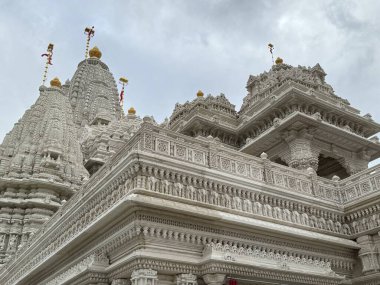 ROBINSVILLE, NJ - 21 Ekim 2023 'te Robbinsville, New Jersey' deki Akshardham tapınağı. Arazi bakımından dünyadaki en büyük Hindu tapınağıdır..