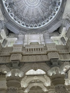 ROBINSVILLE, NJ - 21 Ekim 2023 'te Robbinsville, New Jersey' deki Akshardham tapınağı. Arazi bakımından dünyadaki en büyük Hindu tapınağıdır..