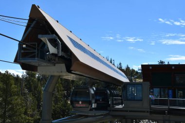 Güney Gölü TAHOE CA - 15 Ağustos 2023 'te Güney Tahoe, Kaliforniya' daki Heavenly Village 'da görülen Cennet Gondola Kablo Arabası.