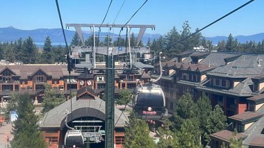 Güney Gölü TAHOE CA - 15 Ağustos 2023 'te Güney Tahoe, Kaliforniya' daki Heavenly Village 'da görülen Cennet Gondola Kablo Arabası.