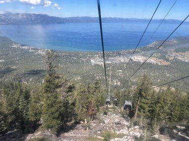 Güney Gölü TAHOE CA - 15 Ağustos 2023 'te Güney Tahoe, Kaliforniya' daki Heavenly Village 'da görülen Cennet Gondola Kablo Arabası.