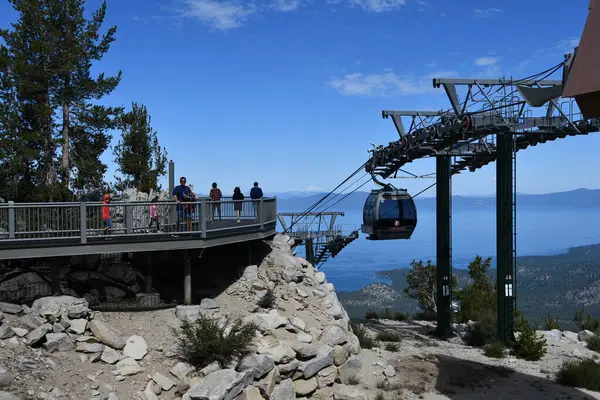 Güney Gölü TAHOE CA - 15 Ağustos 2023 'te Güney Tahoe, Kaliforniya' daki Heavenly Village 'da görülen Cennet Gondola Kablo Arabası.