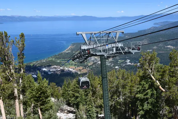 Güney Gölü TAHOE CA - 15 Ağustos 2023 'te Güney Tahoe, Kaliforniya' daki Heavenly Village 'da görülen Cennet Gondola Kablo Arabası.