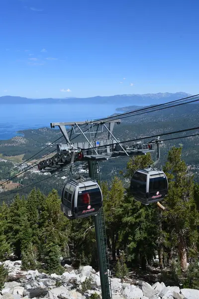 Güney Gölü TAHOE CA - 15 Ağustos 2023 'te Güney Tahoe, Kaliforniya' daki Heavenly Village 'da görülen Cennet Gondola Kablo Arabası.