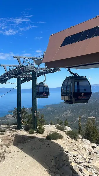 Güney Gölü TAHOE CA - 15 Ağustos 2023 'te Güney Tahoe, Kaliforniya' daki Heavenly Village 'da görülen Cennet Gondola Kablo Arabası.