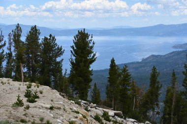 Güney Tahoe, Kaliforniya 'daki bir yürüyüş patikasından Carson Vadisi Tepesi