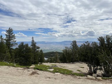 Güney Tahoe, Kaliforniya 'daki bir yürüyüş patikasından Carson Vadisi Tepesi