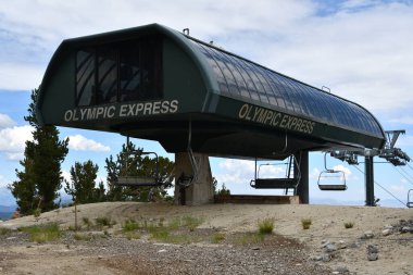 Güney Gölü TAHOE CA - 15 Ağustos 2023 'te Güney Tahoe, Kaliforniya' daki Heavenly Ski Resort 'ta Olympic Express Kayak Lift' te görüldü..