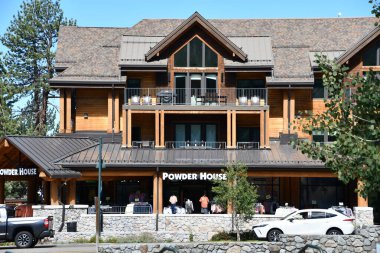 Güney Gölü TAHOE CA - 15 Ağustos 2023 'te Güney Tahoe, Kaliforniya' daki Heavenly Village 'daki Dükkanlar.