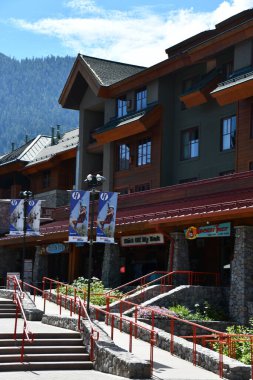 Güney Gölü TAHOE CA - 15 Ağustos 2023 'te Güney Tahoe, Kaliforniya' daki Heavenly Village 'daki Dükkanlar.