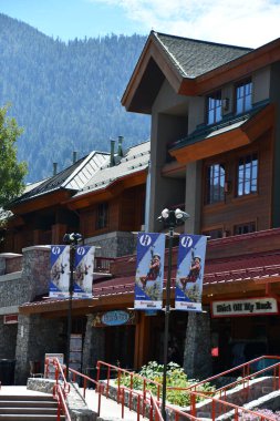 Güney Gölü TAHOE CA - 15 Ağustos 2023 'te Güney Tahoe, Kaliforniya' daki Heavenly Village 'daki Dükkanlar.
