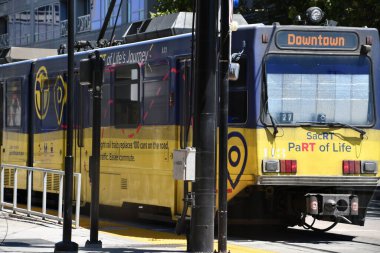 SACRAMENTO CA - 12 AUG: tramvay Sacramento şehir merkezinde, ABD, 12 Ağustos 2023.