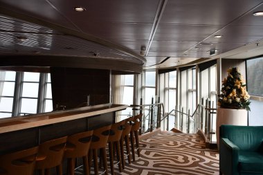 SEATTLE WA - 21 AUG: 21 Ağustos 2023 'te görüldüğü gibi, Seattle, Washington' dan denize açılan Royal Caribbean yolcu gemisinin Quantum 'u.