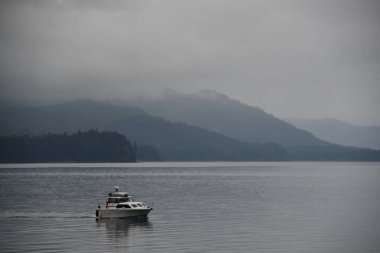 ICY STRAIT, ALASKA - 24 AUG: Alaska, ABD 'deki Icy Boğazı Noktası' nda Hoonah köyü civarında, 24 Ağustos 2023 'te görüldüğü gibi.