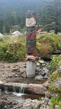 HOONAH, ALASKA - 24 AUG: Amerika Birleşik Devletleri 'nin Alaska eyaletinin Icy Boğaz Noktası' ndaki Hoonah köyünde Totem Kutbu, 24 Ağustos 2023.