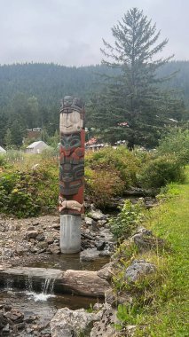 HOONAH, ALASKA - 24 AUG: Amerika Birleşik Devletleri 'nin Alaska eyaletinin Icy Boğaz Noktası' ndaki Hoonah köyünde Totem Kutbu, 24 Ağustos 2023.