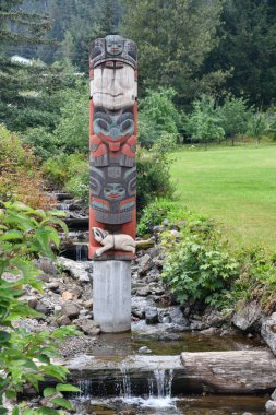HOONAH, ALASKA - 24 AUG: Amerika Birleşik Devletleri 'nin Alaska eyaletinin Icy Boğaz Noktası' ndaki Hoonah köyünde Totem Kutbu, 24 Ağustos 2023.