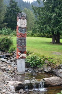 HOONAH, ALASKA - 24 AUG: Amerika Birleşik Devletleri 'nin Alaska eyaletinin Icy Boğaz Noktası' ndaki Hoonah köyünde Totem Kutbu, 24 Ağustos 2023.