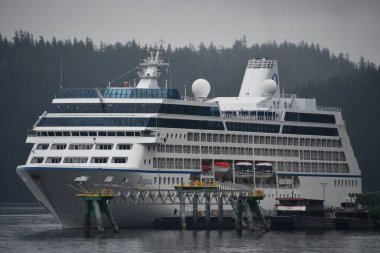 ICY STRAIT, ALASKA - 24 AUG: Okyanusya Regatta Seyahat Gemisi Alaska, ABD 'de Icy Strait Point' e yanaştı, 24 Ağustos 2022 'de görüldüğü gibi.