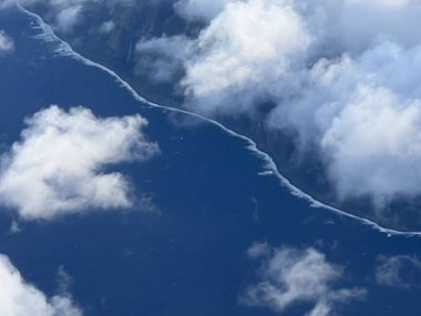 Hawaii 'deki Büyük Ada' nın hava görüntüsü, bir uçaktan.