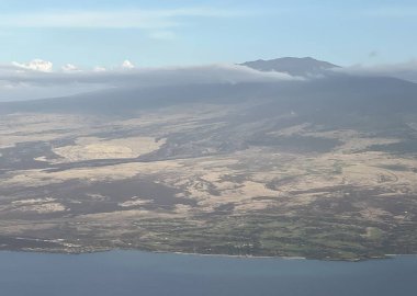 Hawaii 'deki Büyük Ada' nın hava görüntüsü, bir uçaktan.