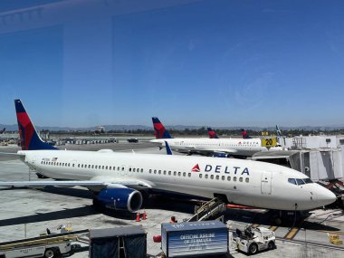 LOS ANGELES, CA - 10 AUG: Delta Airlines uçağı Los Angeles, Kaliforniya 'daki LAX Uluslararası Havalimanında, 10 Ağustos 2022' de görüldüğü gibi.