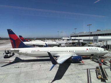 LOS ANGELES, CA - 10 AUG: Delta Airlines uçağı Los Angeles, Kaliforniya 'daki LAX Uluslararası Havalimanında, 10 Ağustos 2022' de görüldüğü gibi.