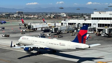 LOS ANGELES, CA - 10 AUG: Delta Airlines uçağı Los Angeles, Kaliforniya 'daki LAX Uluslararası Havalimanında, 10 Ağustos 2022' de görüldüğü gibi.