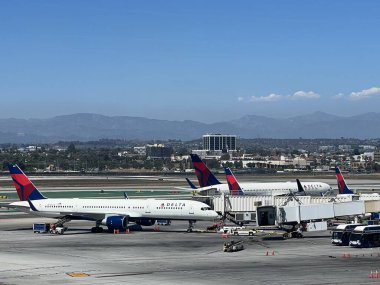 LOS ANGELES, CA - 10 AUG: Delta Airlines uçağı Los Angeles, Kaliforniya 'daki LAX Uluslararası Havalimanında, 10 Ağustos 2022' de görüldüğü gibi.