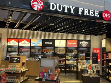 LOS ANGELES, CA - 10 AUG: Los Angeles, Kaliforniya 'daki Los Angeles Uluslararası Havaalanında Duty Free Shops, 10 Ağustos 2022' de görüldüğü gibi.