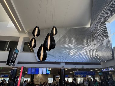 LOS ANGELES, CA - 10 AUG: Los Angeles, Kaliforniya 'daki Los Angeles Uluslararası Havaalanında Duty Free Shops, 10 Ağustos 2022' de görüldüğü gibi.