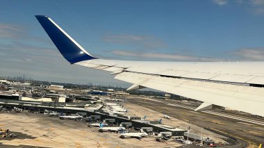 NEW YORK, NY - 10 AUG: New York 'un havadan görünüşü, bir uçaktan, ABD' deki Airplane Wing, 10 Ağustos 2022 'de görüldüğü gibi.