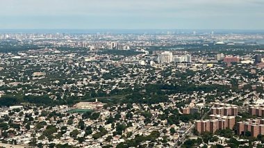 NEW YORK, NY - 10 AUG: New York 'un havadan görünüşü, bir uçaktan, ABD' deki Airplane Wing, 10 Ağustos 2022 'de görüldüğü gibi.