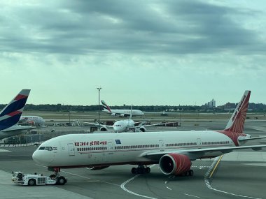 NEW YORK - 10 Ağustos 2022 'de New York JFK havaalanında görülen Air India uçağı.