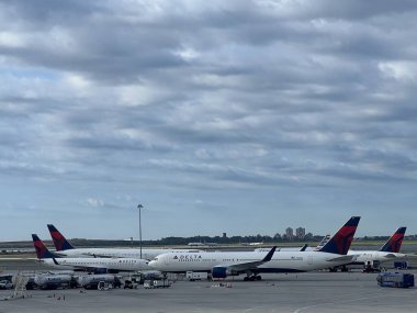 NEW YORK - 10 AUG: Delta Havayolları uçağı 10 Ağustos 2022 'de JFK havaalanında görüldü.