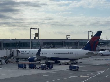 NEW YORK - 10 AUG: Delta Havayolları uçağı 10 Ağustos 2022 'de JFK havaalanında görüldü.