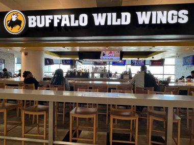 NEW YORK - 10 Ağustos 2022 'de New York JFK havaalanında görülen Buffalo Wild Wings.