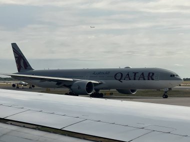 NEW YORK - 10 AUG: Katar Havayolları uçağı 10 Ağustos 2022 'de JFK havaalanında görüldü.