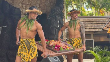 WAIKOLOA, HI - 12 AUG: Hawaii 'deki Hilton Waikoloa Village Resort' ta 12 Ağustos 2022 'de görüldüğü gibi Luau Efsaneleri.