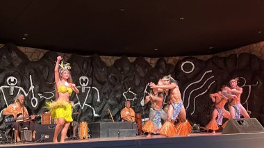 WAIKOLOA, HI - 12 AUG: Hawaii 'deki Hilton Waikoloa Village Resort' ta 12 Ağustos 2022 'de görüldüğü gibi Luau Efsaneleri.