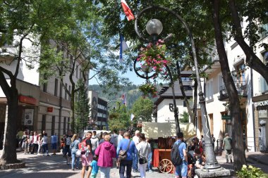 ZAKOPANE, POLAND - 15 Ağustos 2019 'da Polonya' nın Zakopane kentindeki Krupowki Caddesi.