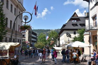 ZAKOPANE, POLAND - 15 Ağustos 2019 'da Polonya' nın Zakopane kentindeki Krupowki Caddesi.