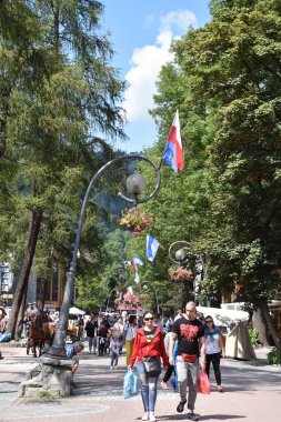 ZAKOPANE, POLAND - 15 Ağustos 2019 'da Polonya' nın Zakopane kentindeki Krupowki Caddesi.