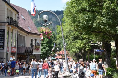 ZAKOPANE, POLAND - 15 Ağustos 2019 'da Polonya' nın Zakopane kentindeki Krupowki Caddesi.