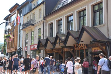 ZAKOPANE, POLAND - 15 Ağustos 2019 'da Polonya' nın Zakopane kentindeki Krupowki Caddesi.