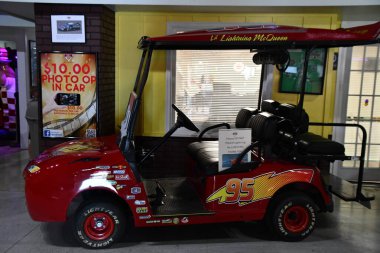 4 Temmuz 2023 'te Branson, Missouri' deki Ünlüler Araba Müzesi 'nde görüldü..