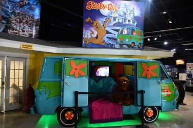 4 Temmuz 2023 'te Branson, Missouri' deki Ünlüler Araba Müzesi 'nde görüldü..