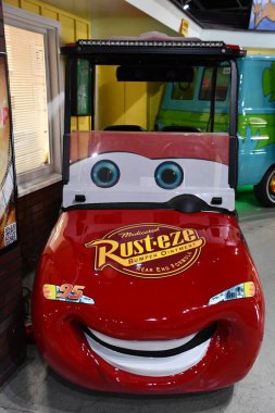 4 Temmuz 2023 'te Branson, Missouri' deki Ünlüler Araba Müzesi 'nde görüldü..