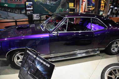 4 Temmuz 2023 'te Branson, Missouri' deki Ünlüler Araba Müzesi 'nde görüldü..